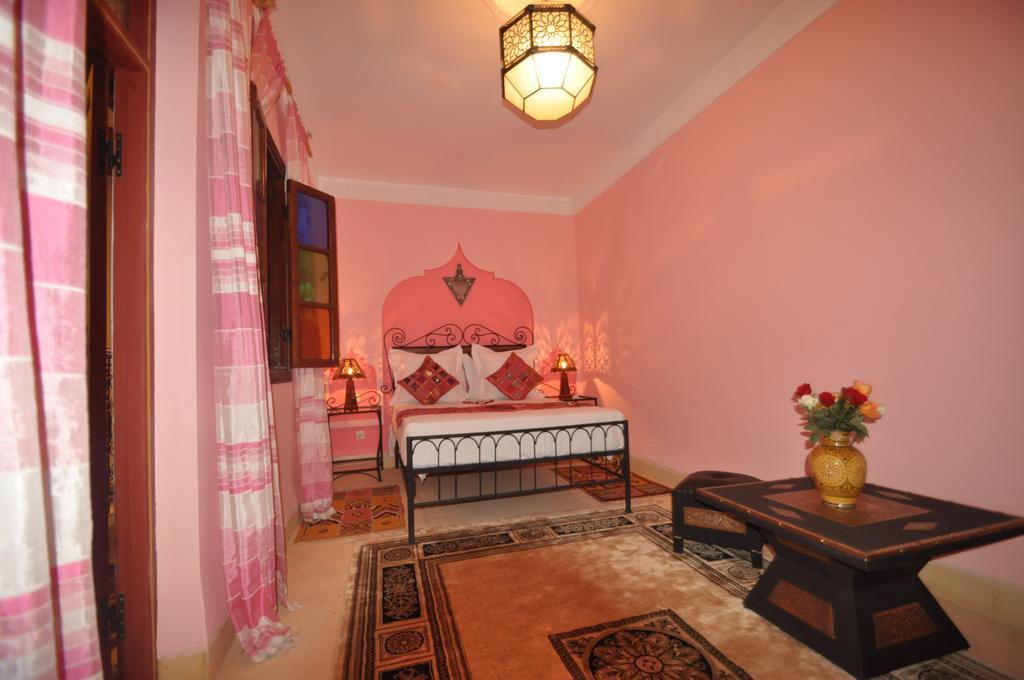 Riad La Famille Marrakesh Bagian luar foto